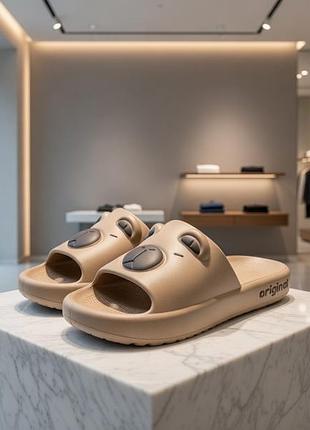 Стильные резиновые шлепанцы с капибарой в нежном кофейном цвете