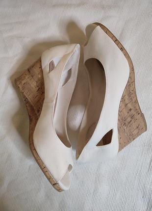 Босоножки на танкетке