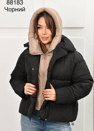 Курточка чорна