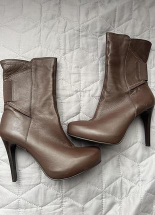 Шкіряні черевички на високому каблуку