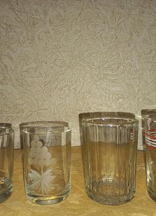 Различные стеклянные стаканы