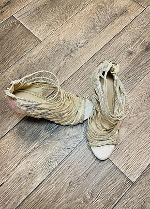 Туфлі на підборах