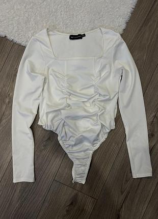 Білий боді prettylittlething