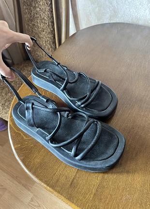 Чорні жіночі босоніжки на пласкій підошві