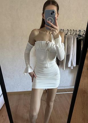 Біла ніжна жіноча сукня