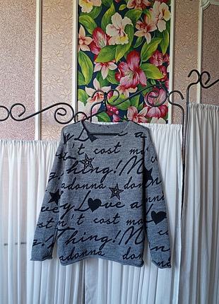 Стильна сіра кофта з надписами.