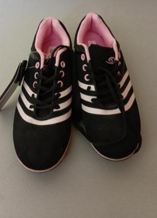 Нові жіночі кросівки