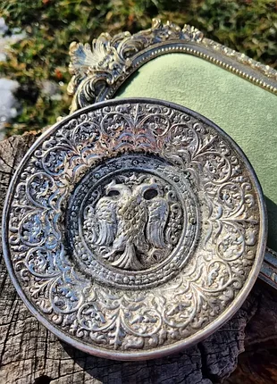 Антикварная бронзовая тарелка, геральдика.