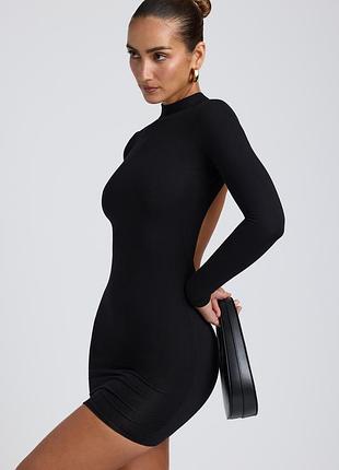 Чорна міні-сукня з відкритою спиною та довгими рукавами