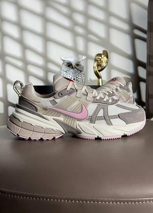 Женские кроссовки 
nike v2k run white grey beige