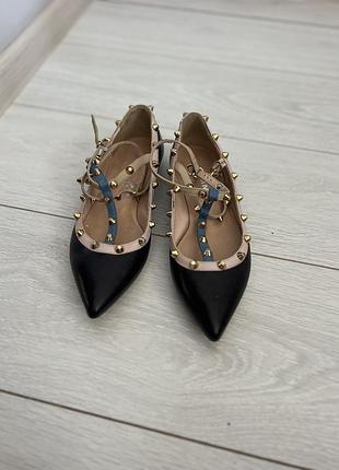 Туфлі kammi, виконане у стилі valentino італія