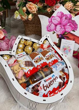 Подарочный набор на 8 марта бокс сладостей для девушки оригинальный подарок для женщины с конфетами kinder киндер