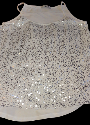 Белый женский майка на тонких бретелях бренда forever 21, декорирован серебристыми пайетками по всей передней части.