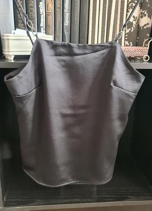 Атласна майка на бретелях.