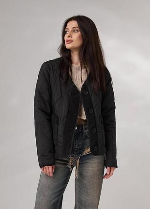 Чорна коротка стьогана куртка