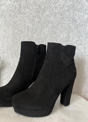 Черевики на підборі замші