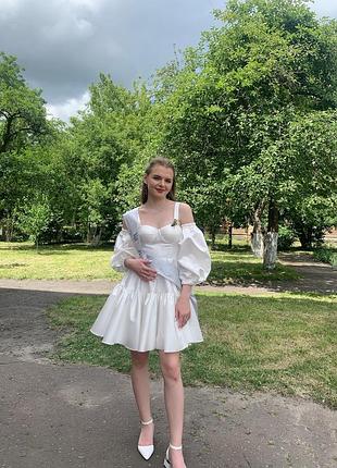 Жіноча корсетна біла сукня