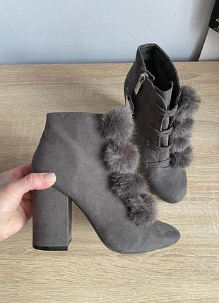 Замшеві ботильйони черевички з хутром з пухом на товстому каблуці нові осінь весна
