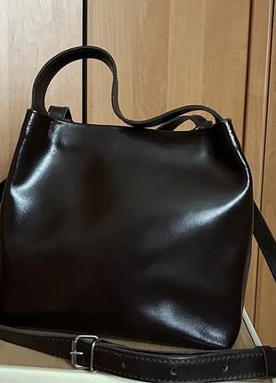 Шкіряна сумка коричневого кольору з довгим і коротким ремінцем