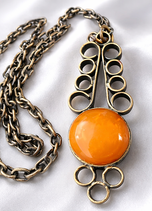 Коллекционное украшение. 
винтажный подвес с бронзовой цепочкой и круглым медово-оранжевым кабоном.