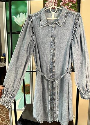 Стильна джинсова сукня з рюшами