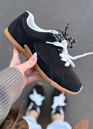 Чорні жіночі кросівки