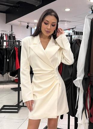 Женское платье - пиджак, четыре разных цвета.