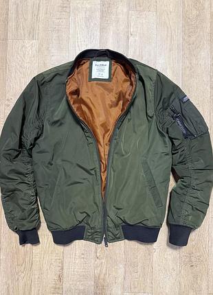 Куртка-бомбер в чудовому стані