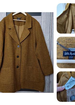 Стильне пальто великого розміру