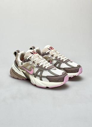 Женские кроссовки 
nike v2k run white grey beige