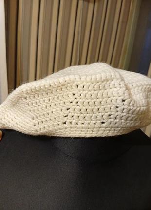 Белый берет из акрила на ребенка девочку