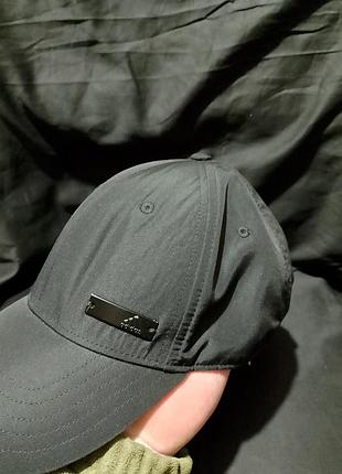 Кепка adidas.