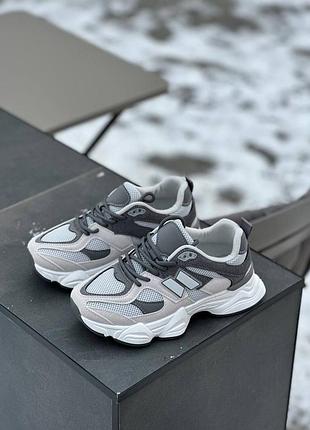 Женские кроссовки