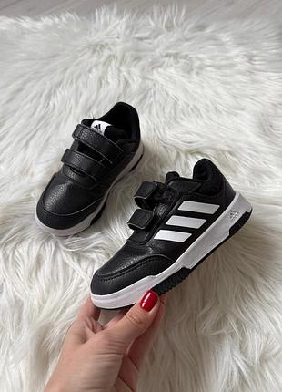 Класні кросівки adidas