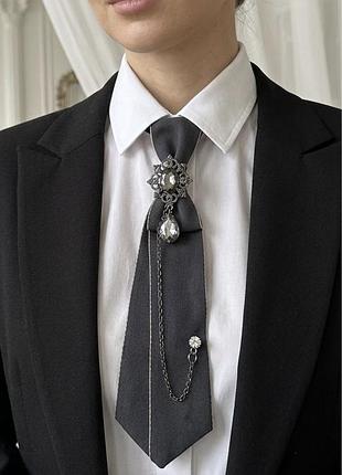 Елегантна краватка з декоративною підвіскою 👔
