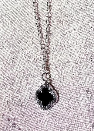 Подвеска в стиле van cliff черный клевер с камнями, на цепь