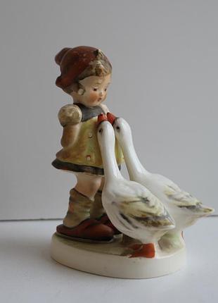 Винтажная фарфоровая статуэтка goebel (w.germany) девочка с гусями