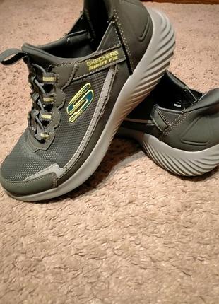 Кроссовки skechers.