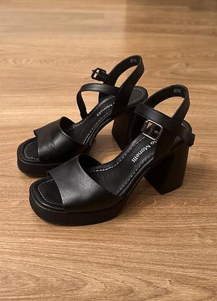 Босоніжки брендові розмір 38