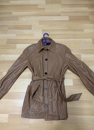 Коричнева куртка-сорочка з екошкіри від бренду zara з розміру s