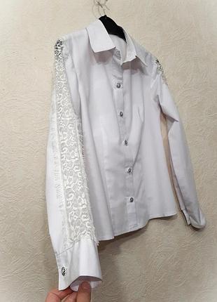 Ошатна/нарядна блузка-сорочка біла напівприталена на дівчинку 10-11-12років підліткова з комірцем з мереживом застібка гудзики довгі рукави