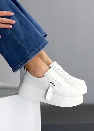 Трендові шкіряні білі кросівки на потовщеній підошві