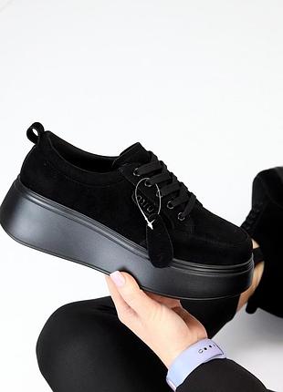 Трендовые замшевые черные кроссовки на утолщенной подошве