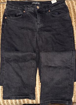 Чорні джинси кльош від коліна