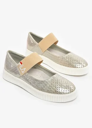 Блискучі туфлі з перфорацією