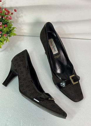 Оригінальні туфлі з пряжкою на шпильках в орнамент 40р