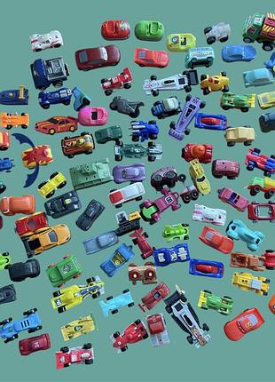 Іграшкові маленьки машинки