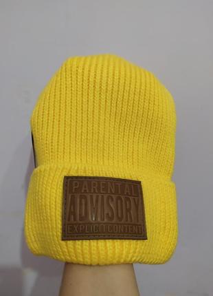 Акриловая шапка с нашивкой желтый1 фото