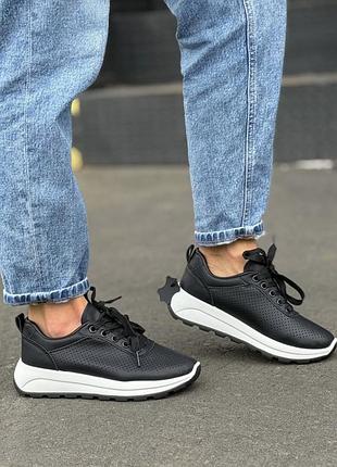 Легкі кросівки чорні білі шкіряні з перфорацією на платформі весна літо осінь жіночі