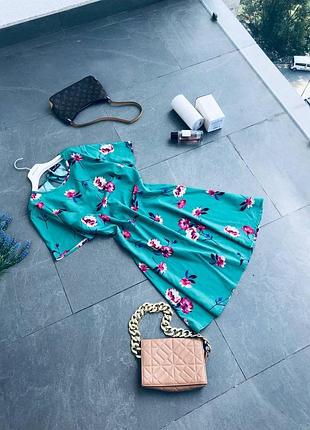 Платье prettylittlething с этикеткой